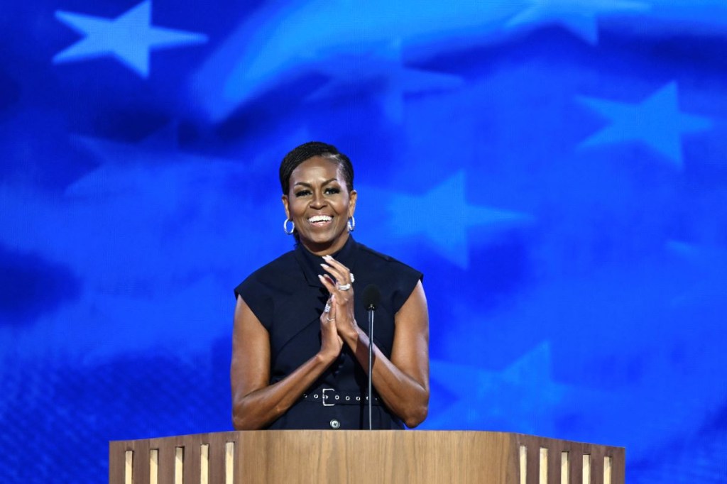 La ex primera dama estadounidense Michelle Obama habla el segundo día de la Convención Nacional Demócrata (DNC) en el United Center en Chicago, Illinois, el 20 de agosto de 2024. (Foto de MANDEL NGAN/AFP vía Getty Images)