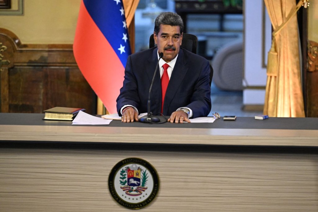 El presidente de Venezuela, Nicolás Maduro, observa mientras habla durante una conferencia de prensa sobre las elecciones presidenciales en el palacio presidencial de Miraflores en Caracas el 2 de agosto de 2024. (Foto de JUAN BARRETO/AFP vía Getty Images)