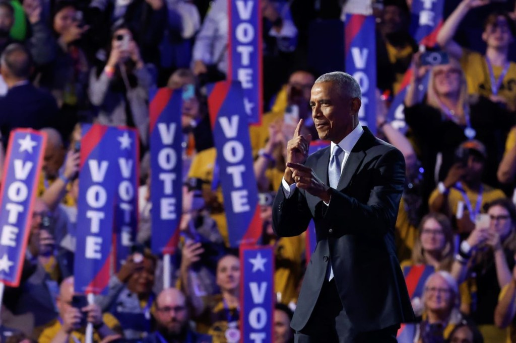 El ex presidente estadounidense Barack Obama llega para hablar en el escenario durante el segundo día de la Convención Nacional Demócrata en el United Center el 20 de agosto de 2024 en Chicago, Illinois. (Kevin Dietsch/Getty Images)