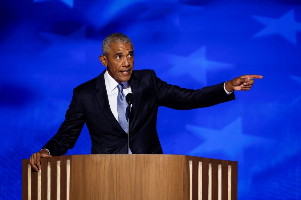 El ex presidente estadounidense Barack Obama habla en el escenario durante el segundo día de la Convención Nacional Demócrata en el United Center el 20 de agosto de 2024 en Chicago, Illinois. (Foto de Chip Somodevilla/Getty Images)