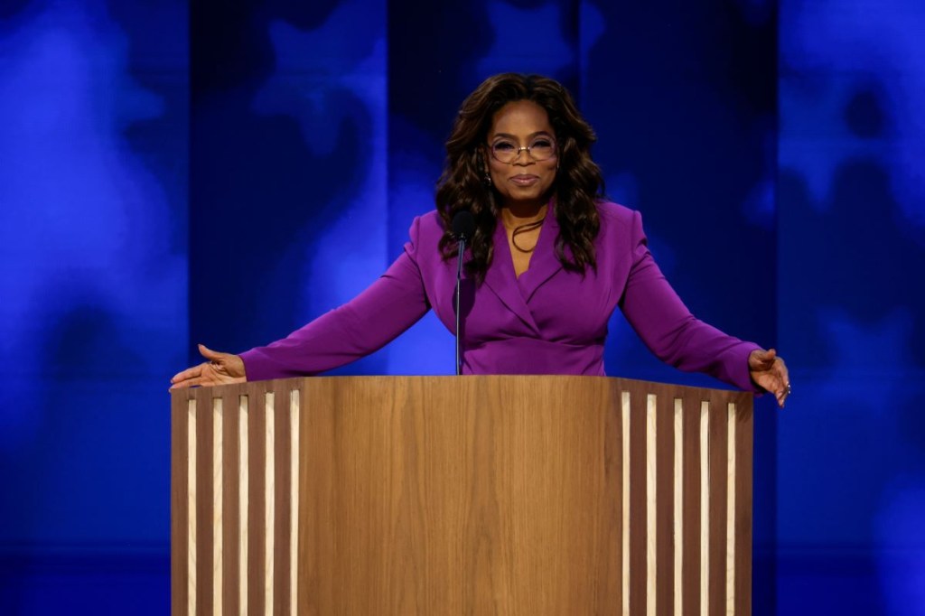 La presentadora del programa de entrevistas Oprah Winfrey habla en el escenario durante el tercer día de la Convención Nacional Demócrata en el United Center el 21 de agosto de 2024 en Chicago, Illinois. (Chip Somodevilla/Getty Images)