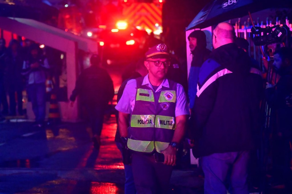 Un policía hace guardia cerca del lugar del accidente aéreo del viernes 9 de agosto en Vinhedo, Brasil. (Eduardo Carmim/Getty Images)