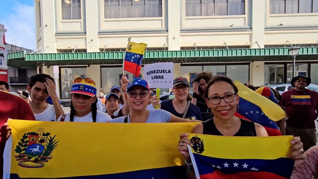 Venezolanos marchan en Puerto Rico en apoyo a Edmundo González
