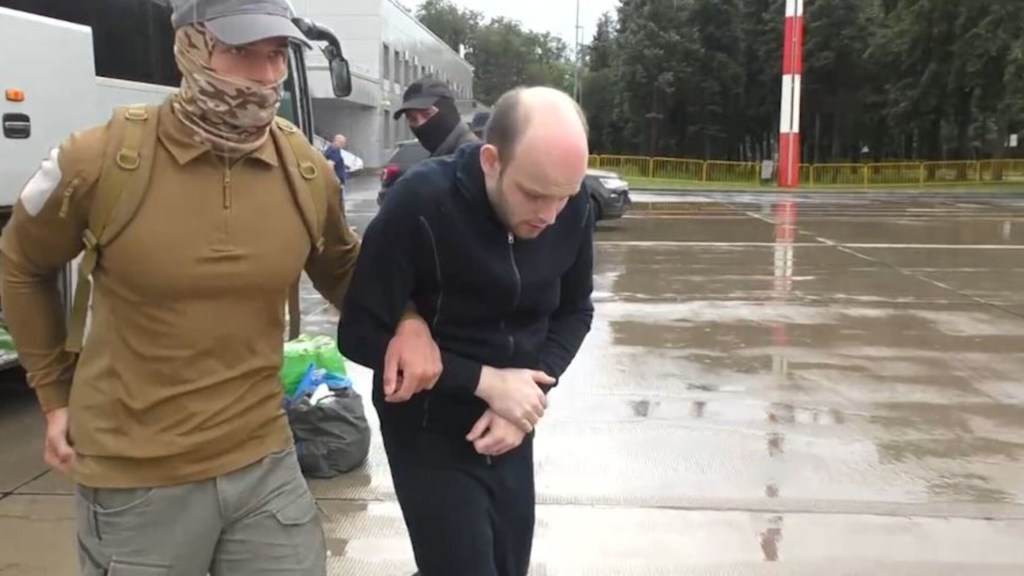 Video muestra el momento en el que Gershokovic y Whelan suben al avión en el intercambio de prisioneros entre EE.UU. y Rusia
