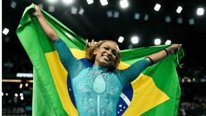 La brasileña Rebeca Andrade celebra ganar la medalla de oro al final de la final de ejercicios de suelo femeninos de gimnasia artística durante los Juegos Olímpicos de París 2024 en el Bercy Arena de París, el 5 de agosto de 2024. (Foto de GABRIEL BOUYS/AFP vía Getty Images)