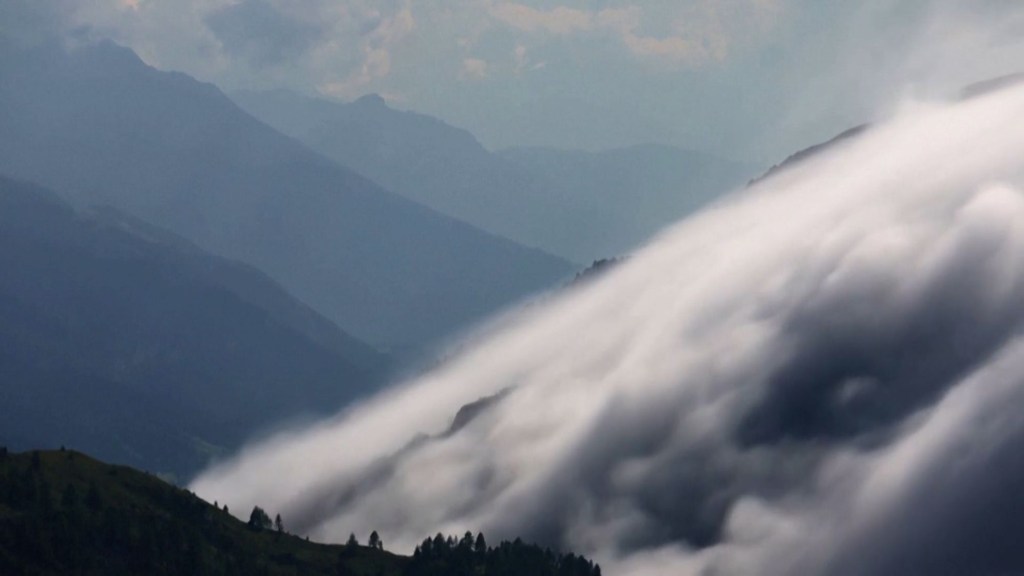 El impresionante fenómeno Foehn sorprende en los Alpes suizos con un "río" de nubes