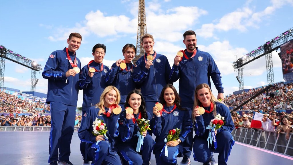 Estos patinadores artísticos recibieron en París las medallas de oro que ganaron en los Juegos Olímpicos de Invierno de 2022