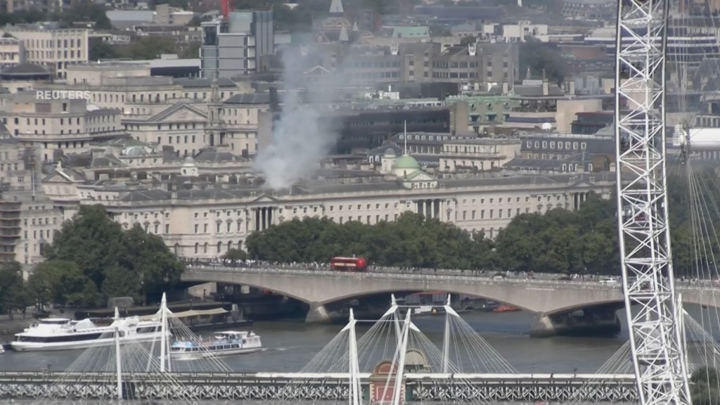 Bomberos luchan por apagar incendio en el Somerset House de Londres