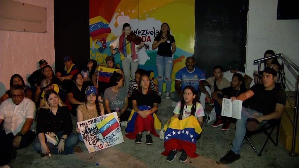 Entre lágrimas y cantos, venezolanos protestan frente a la embajada en República Dominicana