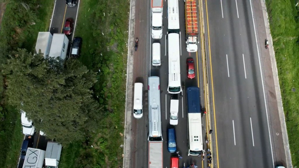 Pérdidas millonarias y desabasto: Grupo de campesinos bloquean carretera entre Ciudad de México y Puebla