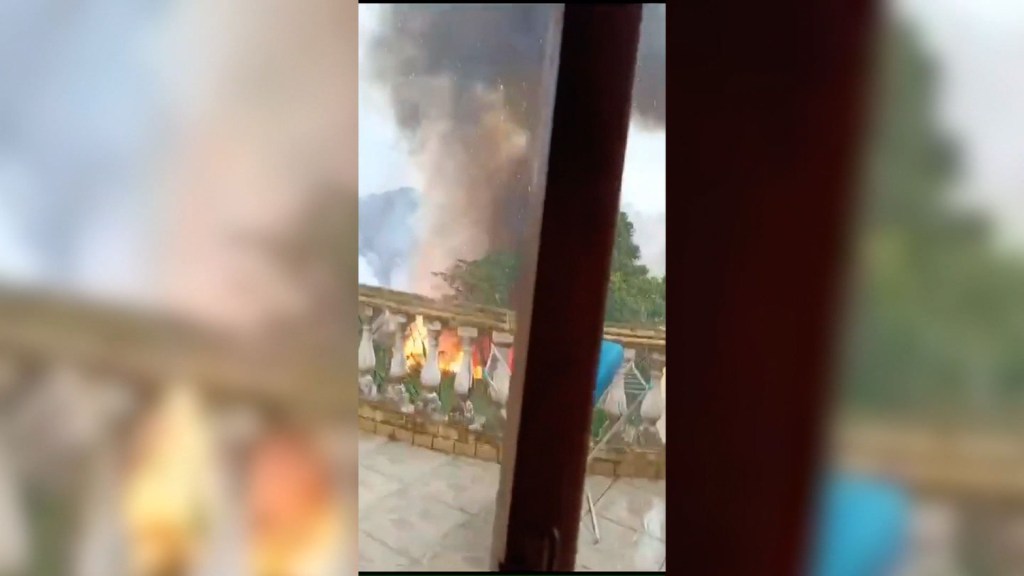 Video muestra al avión que se estrelló a las afueras de Sao Paulo, Brasil