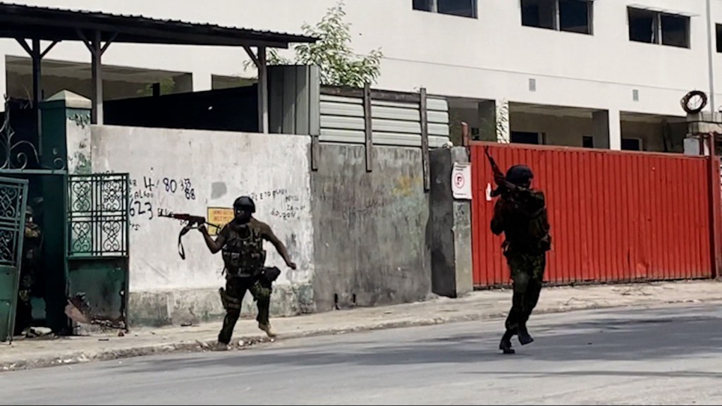 Momento en que la policía de Kenya dispara frente a un importante hospital en Haití