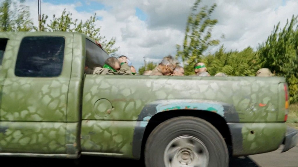 Una camioneta ucraniana transporta presuntos soldados rusos con los ojos vendados