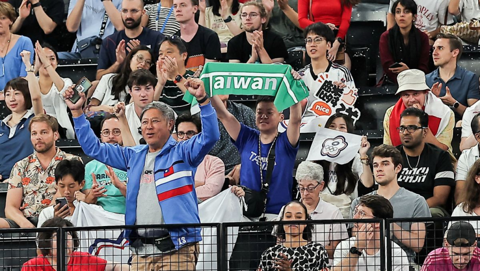 Periodistas informan de que vieron cómo retiraban a un hombre con una pancarta verde de Taiwán de un partido olímpico de bádminton a mitad del juego. Ann Wang/Reuters