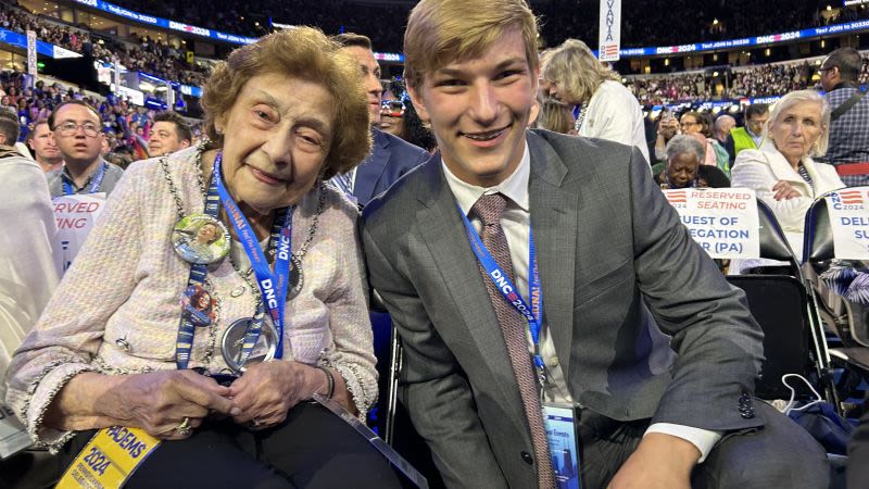 Delegada de 95 años da consejos a uno de 17 en la CND: “Me inspira”