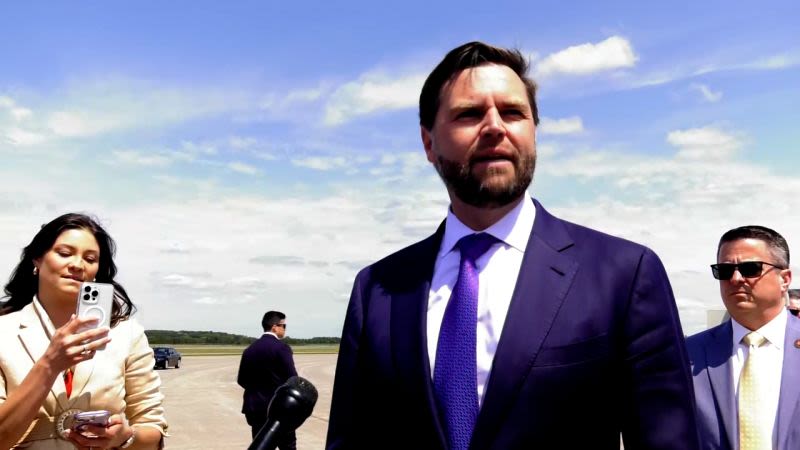 ¿Por qué J. D. Vance se acercó al avión Air Force 2 en una pista de Wisconsin?