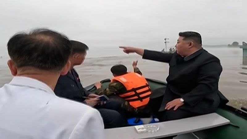 Kim Jong Un aparece en medios oficiales en zonas de inundaciones catastróficas y reportan que no hubo muertes