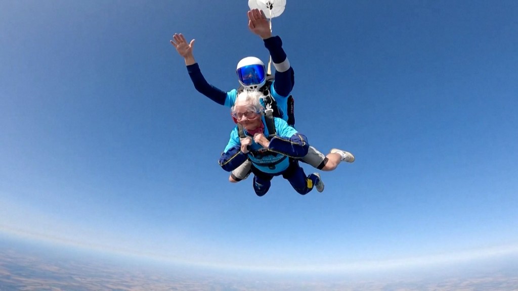 Una mujer completa un salto en paracaídas por su cumpleaños 102