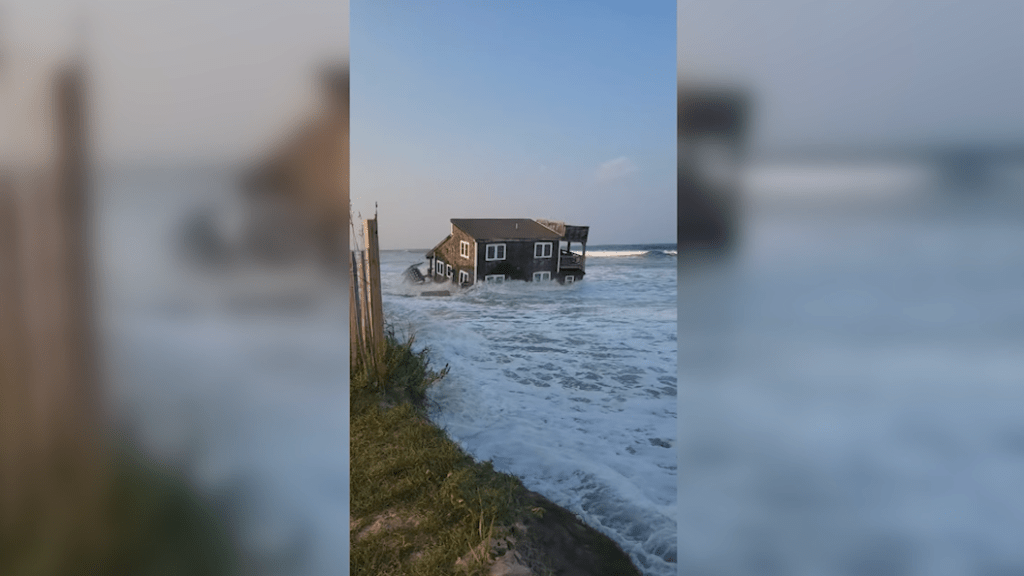 Mira estas impactantes imágenes de una casa arrasada por las corrientes generadas por el huracán Ernesto