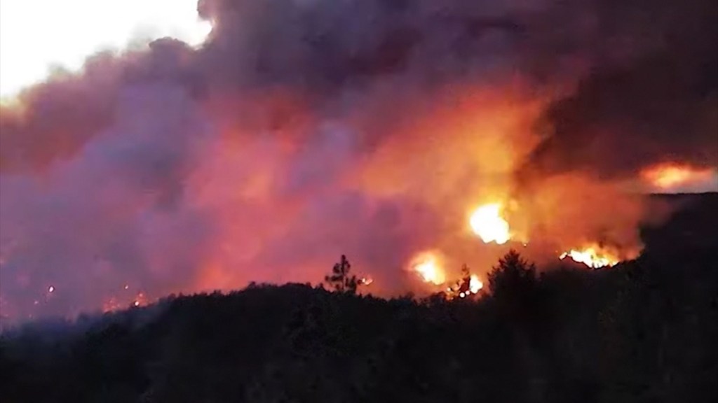 Video en cámara rápida muestra un "tornado de fuego" en California