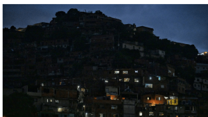 Vista de las casas durante un apagón parcial de electricidad en el barrio de Petare en Caracas el 30 de agosto de 2024. (Foto de JUAN BARRETO/AFP vía Getty Images)