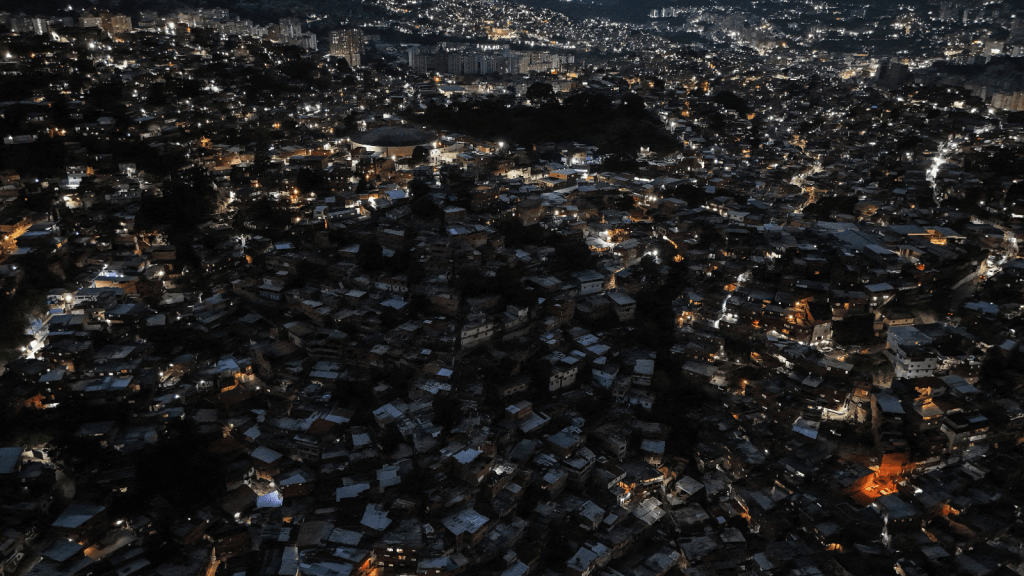 Vista aérea de casas en el barrio de Petare en Caracas durante los apagones del 30 de agosto de 2024. (Foto de JUAN BARRETO/AFP vía Getty Images)