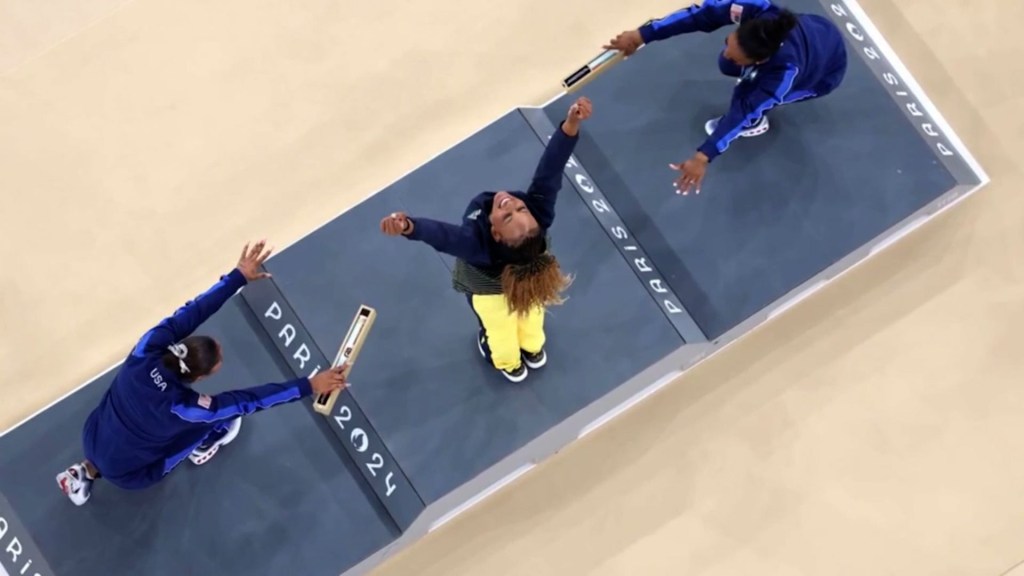 El momento del podio de Simone Biles y Jordan Chiles se hace viral