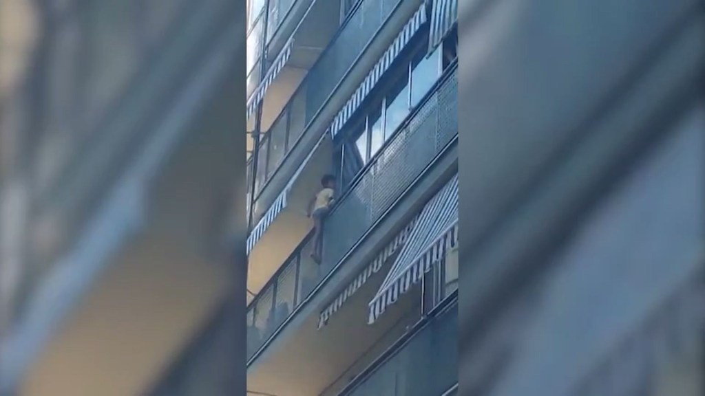 Un video muestra el rescate de un niño colgado de la barandilla de un balcón