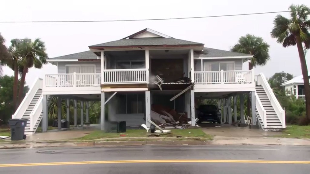 Casas destruidas, árboles caídos y carreteras inundadas son la muestra del paso de Debby por Carolina del Sur