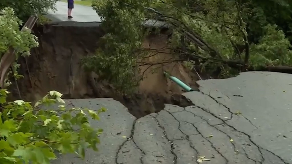 Así se ven las carreteras y viviendas destruidas por las inundaciones en Vermont