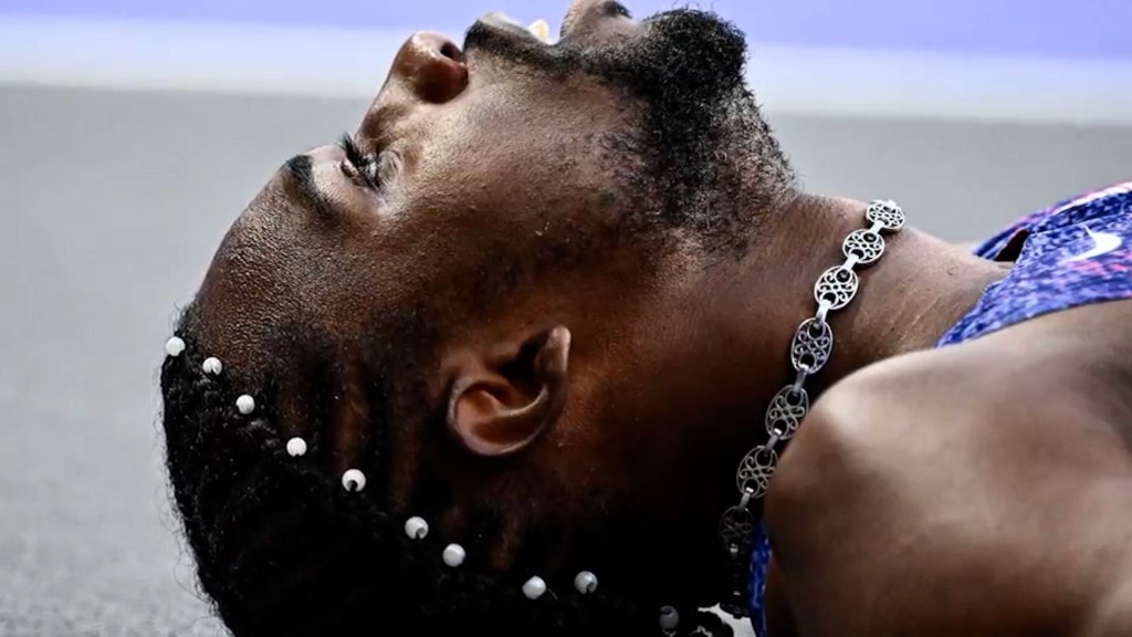 Las imágenes de Noah Lyles compitiendo con covid-19 en los 200 metros de París 2024