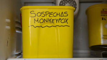 Un cubo con muestras sospechosas de viruela del mono se encuentra dentro de un refrigerador antes de ser analizado en el laboratorio de microbiología del Hospital La Paz el 6 de junio de 2022 en Madrid, España. (Foto de Pablo Blázquez Domínguez/Getty Images)