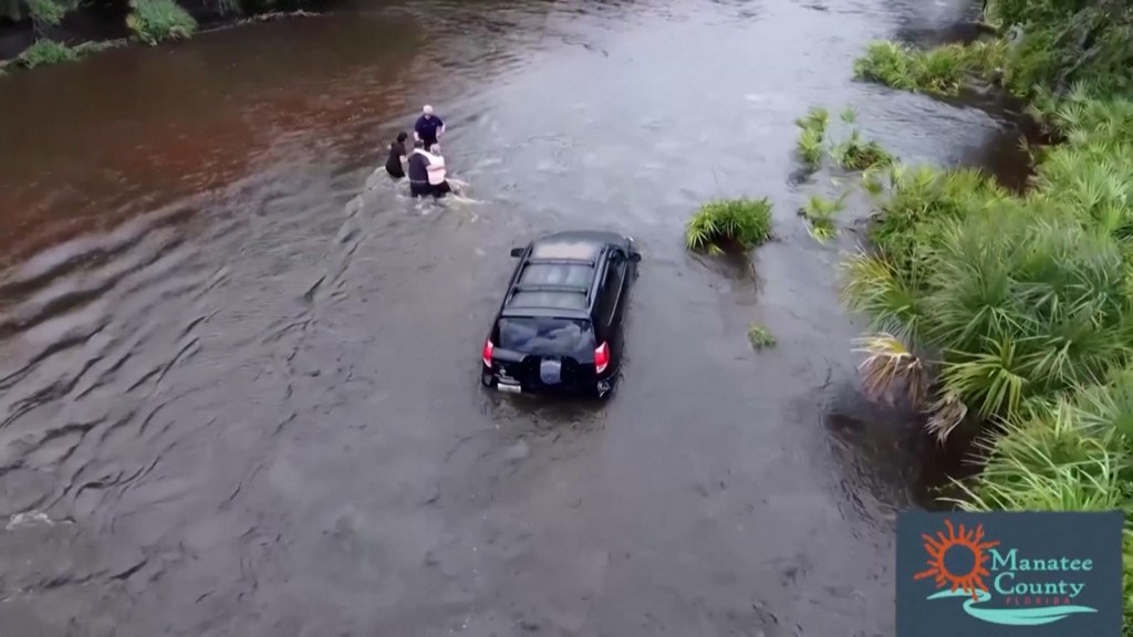  Dramático rescate de una persona atrapada en su automóvil tras el paso del huracán Debby