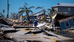 Un hombre camina por Pine Island Road en Matlacha, Florida, destruida por el huracán Ian en 2022. Crédito: Ricardo Arduengo/AFP/Getty Images.