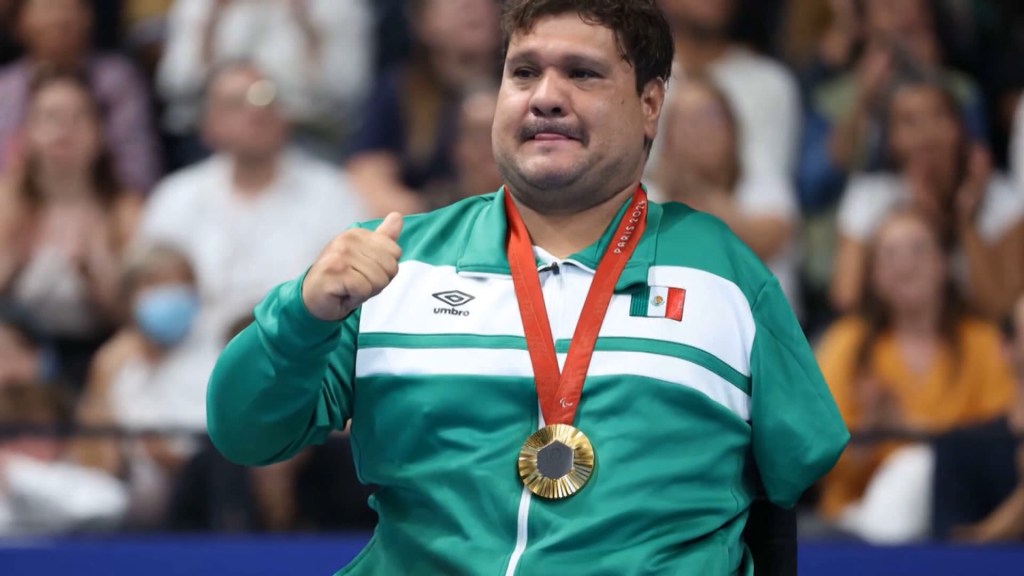 De perder a sus padres a oro en natación paralímpica: la emotiva historia del mexicano Arnulfo Castorena