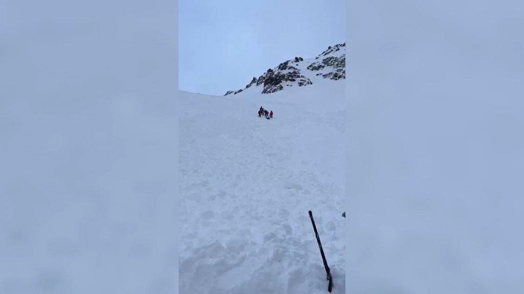 3 esquiadores fueron sepultados por una avalancha en Argentina; una falleció