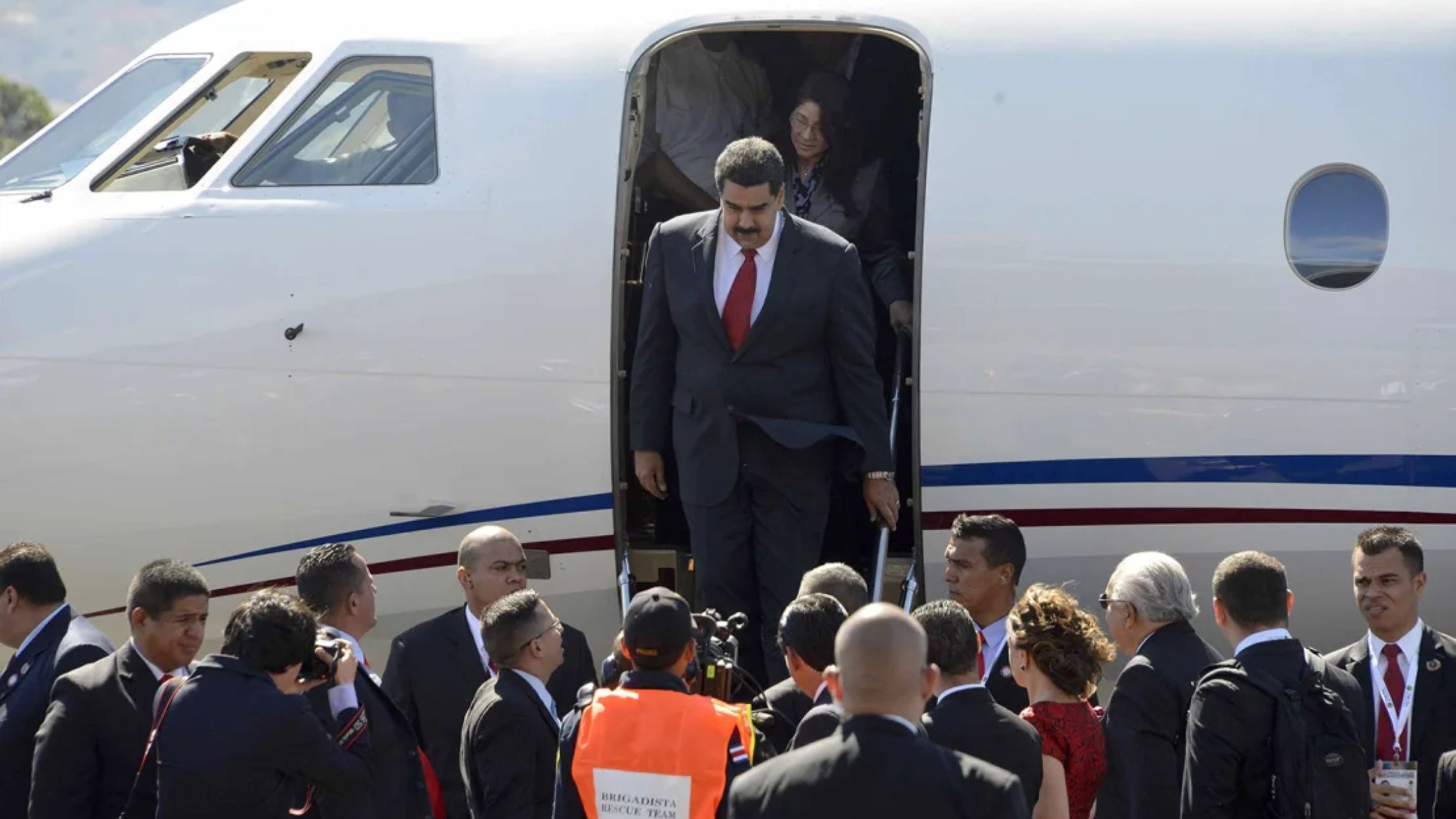 El presidente de Venezuela, Nicolás Maduro, desciende del avión a su llegada al aeropuerto de Santa María, 22 km al norte de San José, el 28 de enero de 2015 para participar en la III Cumbre de la CELAC. (Foto: Ezequiel Becerra/AFP/Getty Images)