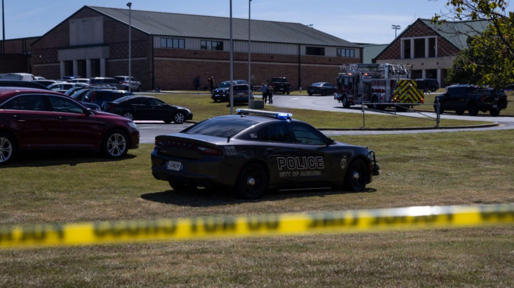 Cinta de precaución rodea la escuela Apalachee en Winder, Georgia, el 4 de septiembre de 2024. (Foto: CHRISTIAN MONTERROSA/AFP vía Getty Images)