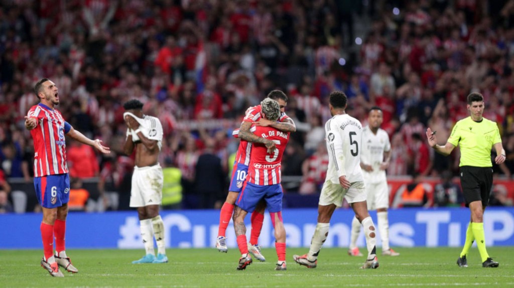 Ángel Correa y Rodrigo De Paul celebran el empate en el partido de LaLiga entre el Atlético de Madrid y el Real Madrid en el Estadio Civitas Metropolitano, el 29 de septiembre de 2024 en Madrid, España. (Foto: Gonzalo Arroyo Moreno/Getty Images)