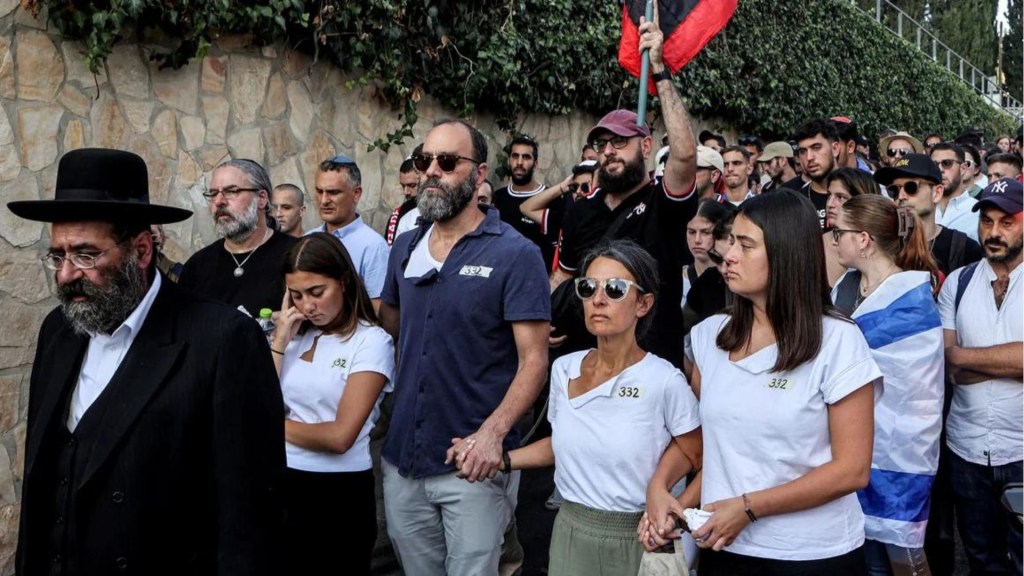 Jonathan Polin y Rachel Goldberg, padres del rehén israelí-estadounidense Hersh Goldberg-Polin, cuyo cuerpo fue recuperado junto con el de otros cinco rehenes en Gaza, asisten al funeral en Jerusalén el 2 de septiembre de 2024, en medio del conflicto entre Israel y Hamas. Crédito: Gil Cohen-Magen/Reuters