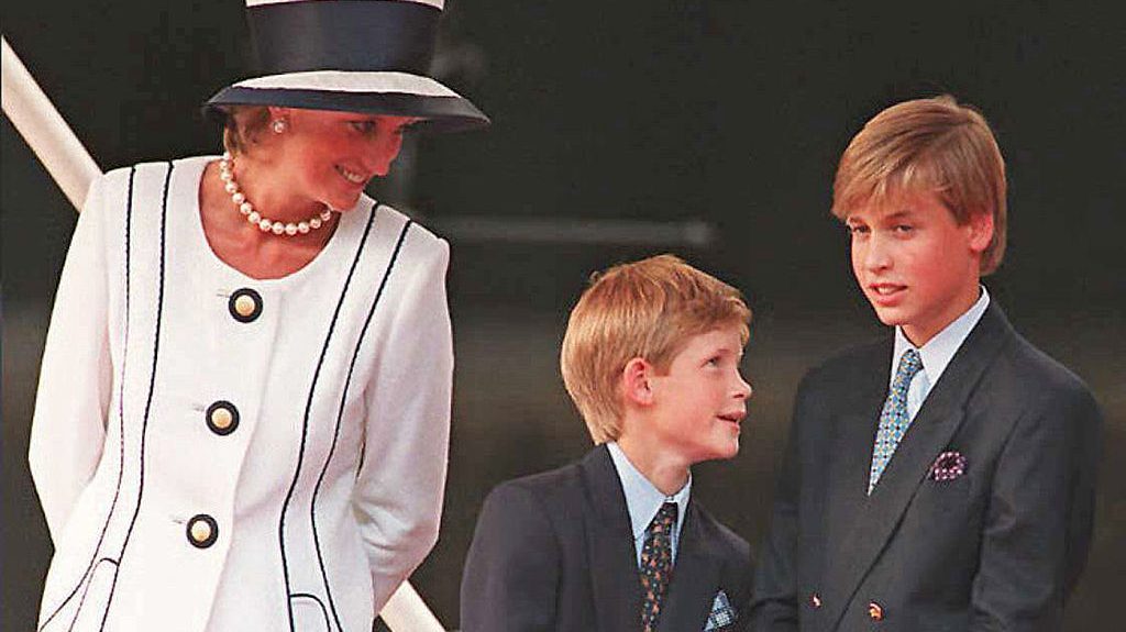 La princesa Diana, el príncipe Harry y el príncipe William fotografiados en un evento público el 19 de agosto de 1995, en Londres. (Crédito: Johnny Eggitt/AFP/Getty Images)