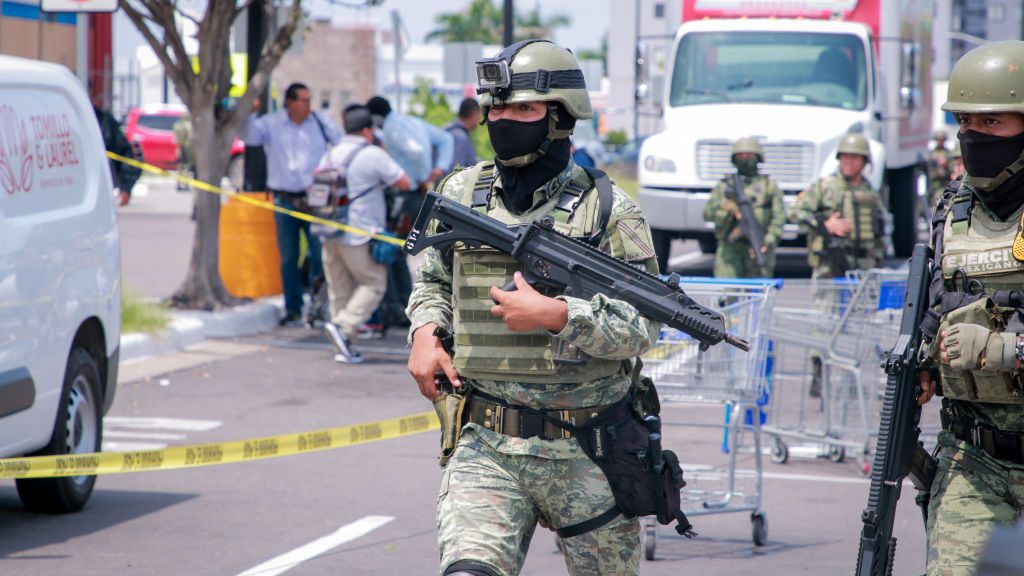 Miembros del Ejército Mexicano son vistos en el estacionamiento de una tienda donde fue encontrado el cuerpo de un hombre en la colonia Montebello de Culiacán, estado de Sinaloa, México, el 12 de septiembre de 2024. (Foto: IVAN MEDINA/AFP vía Getty Images)