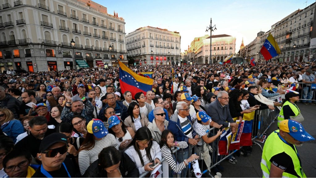 Manifestantes en Puerta del Sol, en Madrid, reclaman contra los resultados que proclamó el CNE de Venezuela sin presentar pruebas, a dos meses de los comicios (JAVIER SORIANO/AFP via Getty Images)