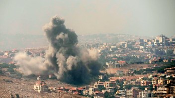 El humo se eleva tras los ataques aéreos israelíes en la aldea de Kfar Rouman, en el sur del Líbano, visto desde Marjayoun, el miércoles 25 de septiembre de 2024. Crédito: Hussein Malla/AP.