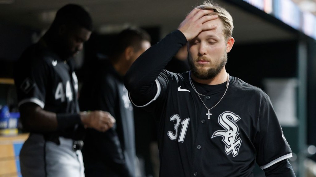 El jardinero Zach DeLoach después de que los Chicago White Sox perdieran su partido número 121, estableciendo el récord de la MLB de más derrotas en una sola temporada en la era moderna del béisbol (desde 1901). Crédito: Duane Burleson/AP