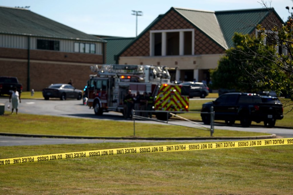 Se coloca una línea policial frente a la escuela secundaria Apalachee después de que tuvo lugar un tiroteo en una escuela el 4 de septiembre de 2024 en Winder, Georgia. (Foto: Megan Varner/Getty Images)