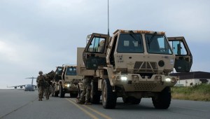 Soldados de Estados Unidos preparan un vehículo en la isla de Shemya como parte de una operación de proyección de fuerza el 13 de septiembre. Spc. Brandon Vasquez/Ejército de los EE.UU.