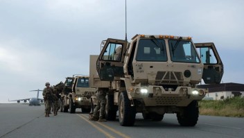 Soldados de Estados Unidos preparan un vehículo en la isla de Shemya como parte de una operación de proyección de fuerza el 13 de septiembre. Spc. Brandon Vasquez/Ejército de los EE.UU.