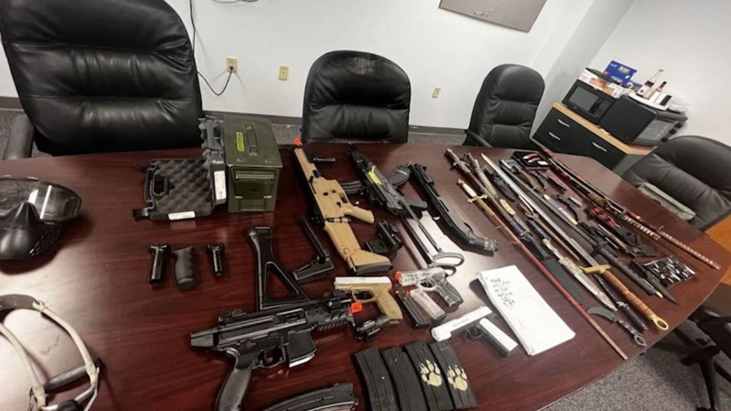 Mira el arsenal de armas falsas del niño de 11 años de Florida que amenazó con un tiroteo masivo