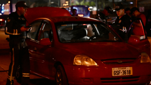 Agentes de policía inspeccionan el automóvil de la directora a cargo del Centro de Privación de Libertad Masculina N°1 del Guayas, María Daniela Icaza, luego de ser atacada en Guayaquil, Ecuador, el 12 de septiembre de 2024. (Foto de MARCOS PIN/AFP vía Getty Images)